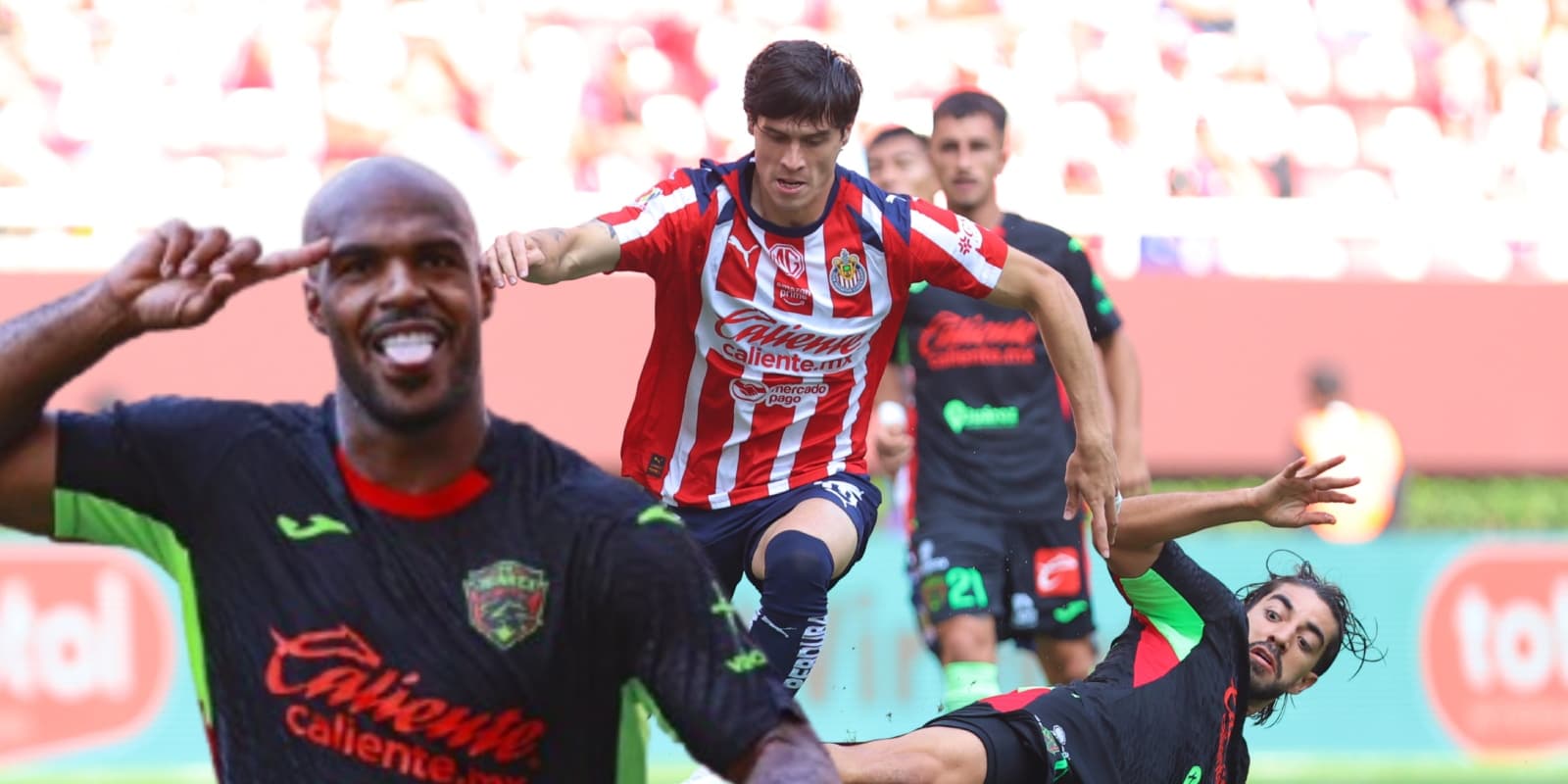 Óscar Estupiñán en el Chivas vs Juárez / FOTO X