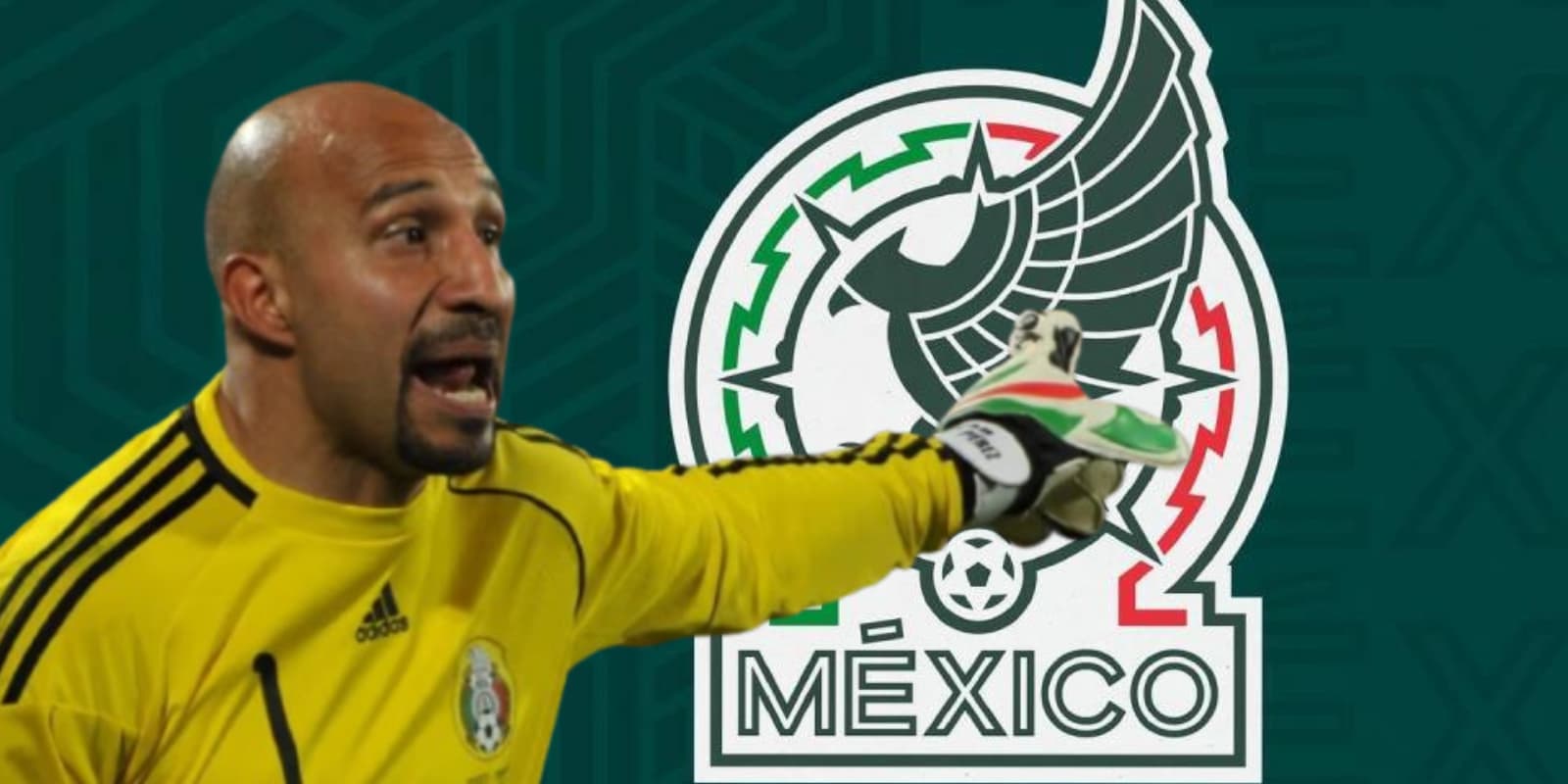 Óscar Pérez junto al escudo del Tri / FOTO TUDN