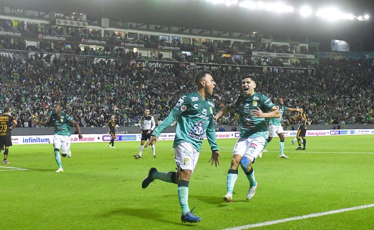 Osvaldo Rodríguez inició en la banca del León en la final, y Chivas podría buscar su fichaje.