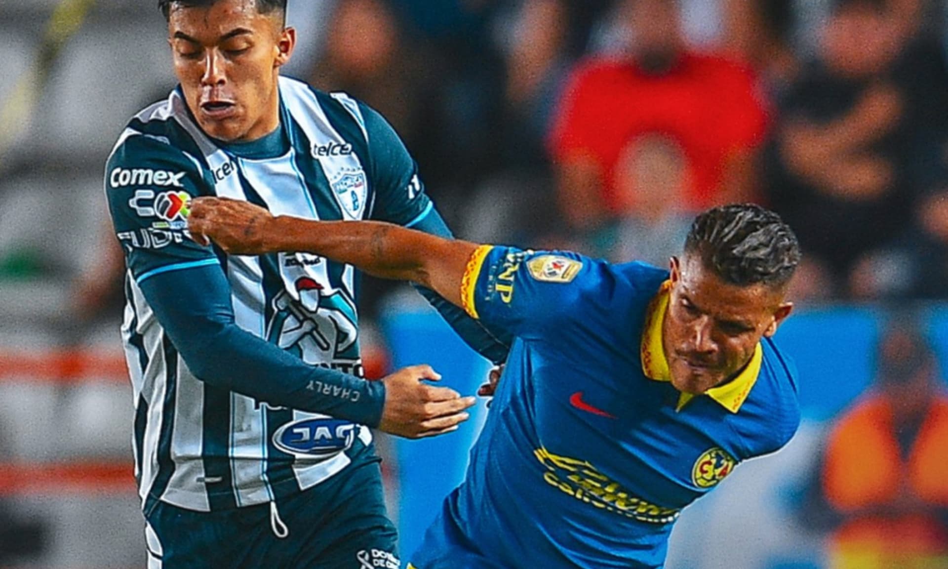 Pachuca vs América, jugada en donde disputan la pelota dos Santos y jugador de Pachuca / Club América