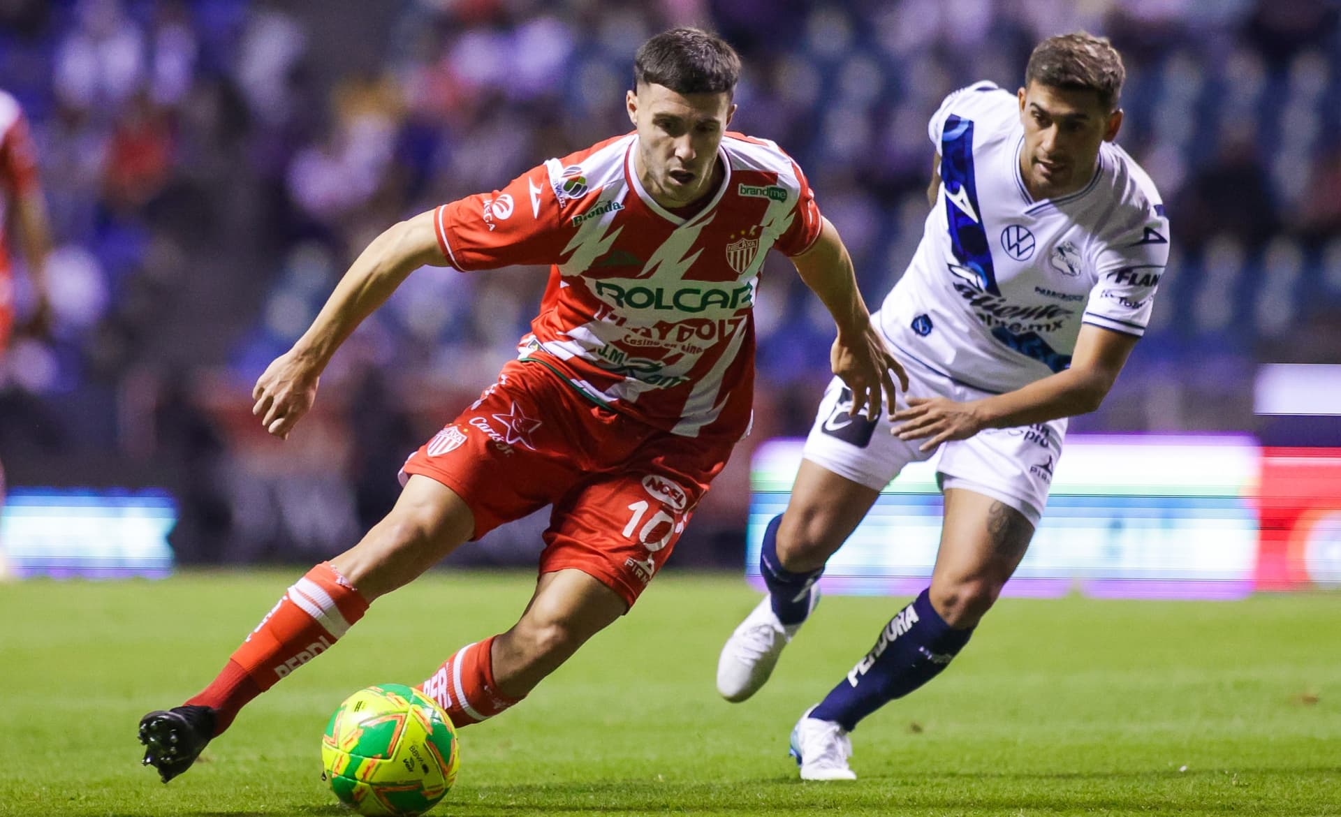Paradela domina una pelota en un juego ante Puebla (Fuente: Mexsports)