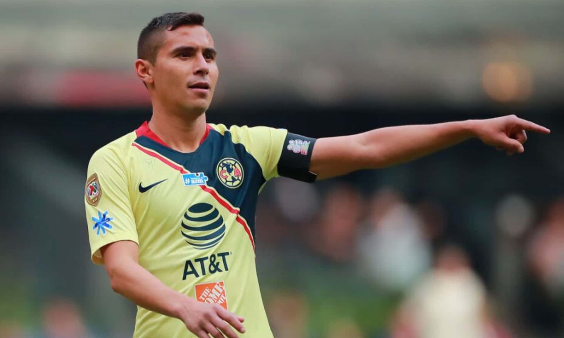 Paúl Aguilar da indicaciones en partido de Club América (Fuente: Azteca)