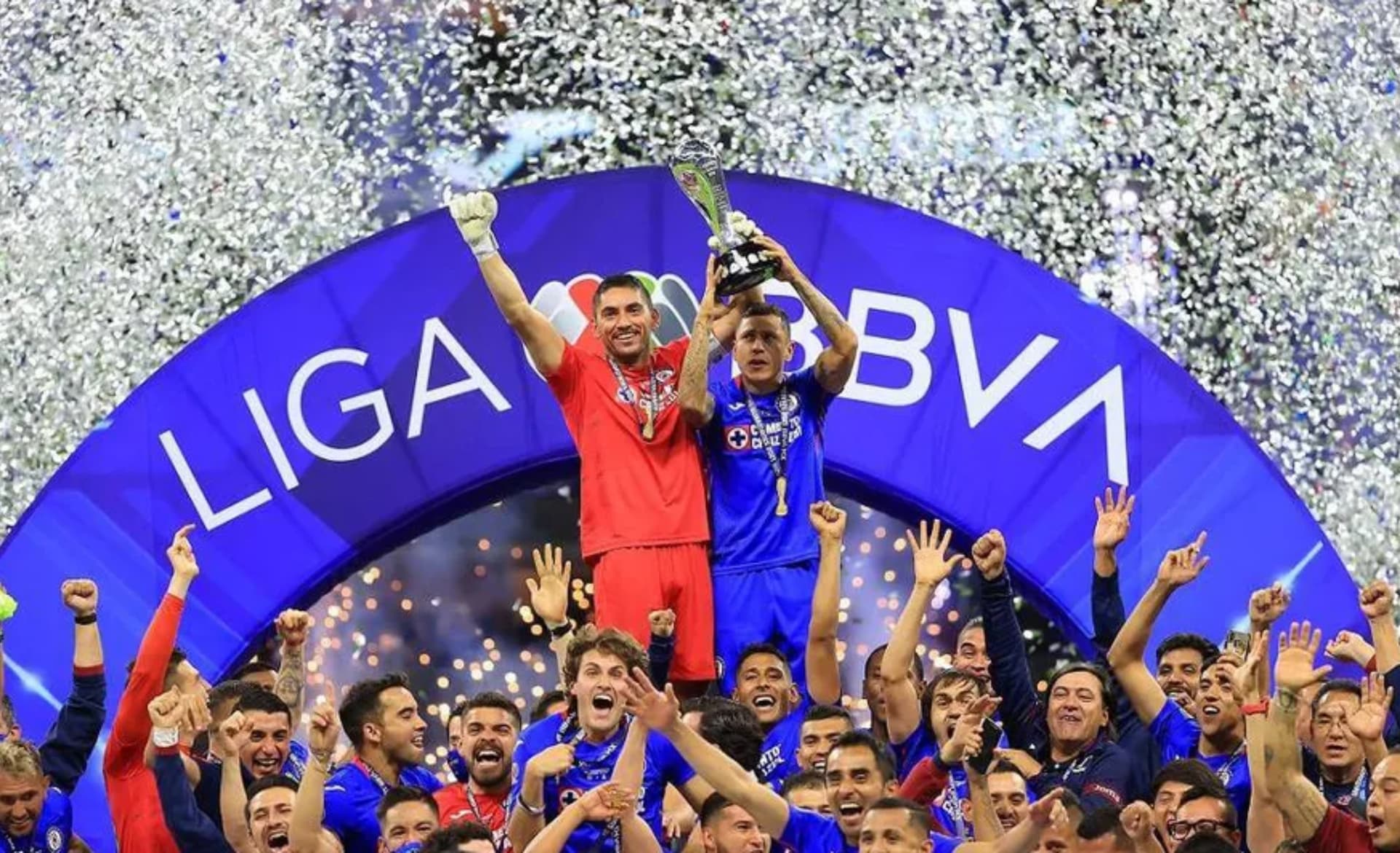 Plantel de Cruz Azul celebra título (Fuente: Mexsports)