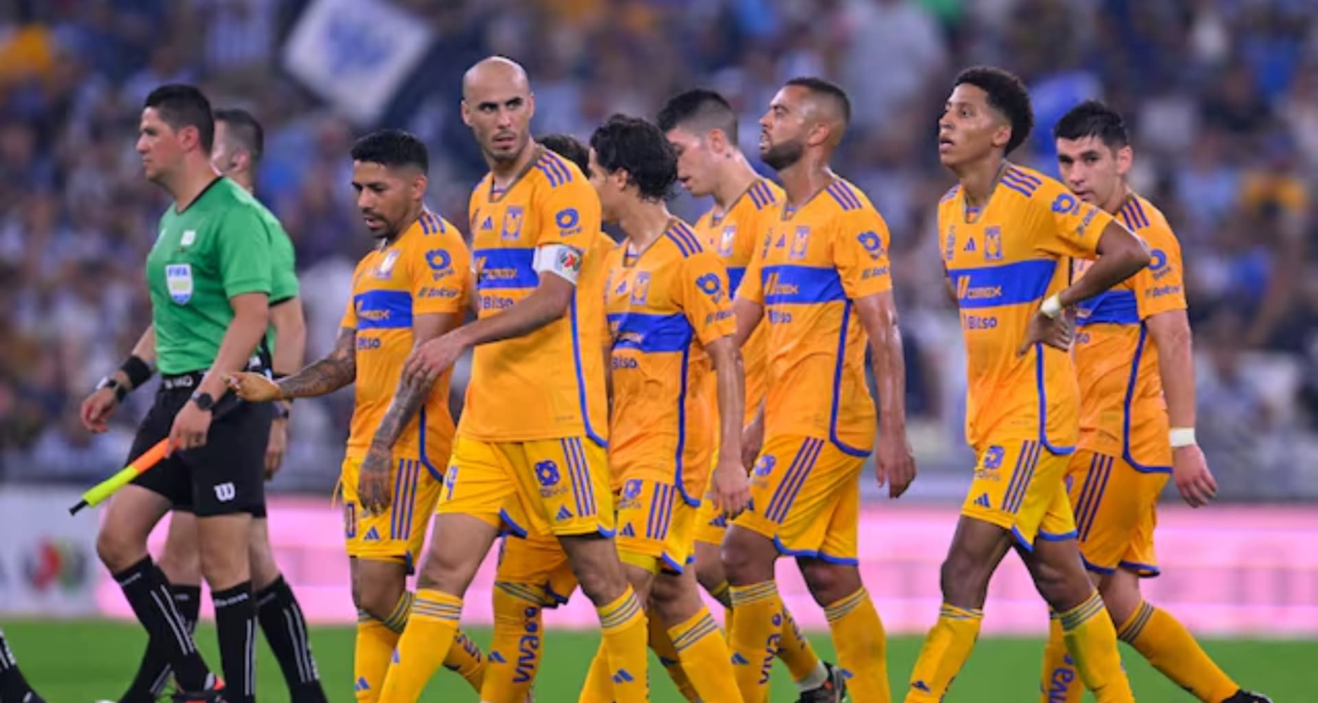 Plantilla de Tigres abandona el estadio de Rayados (Fuente: Mexsports)