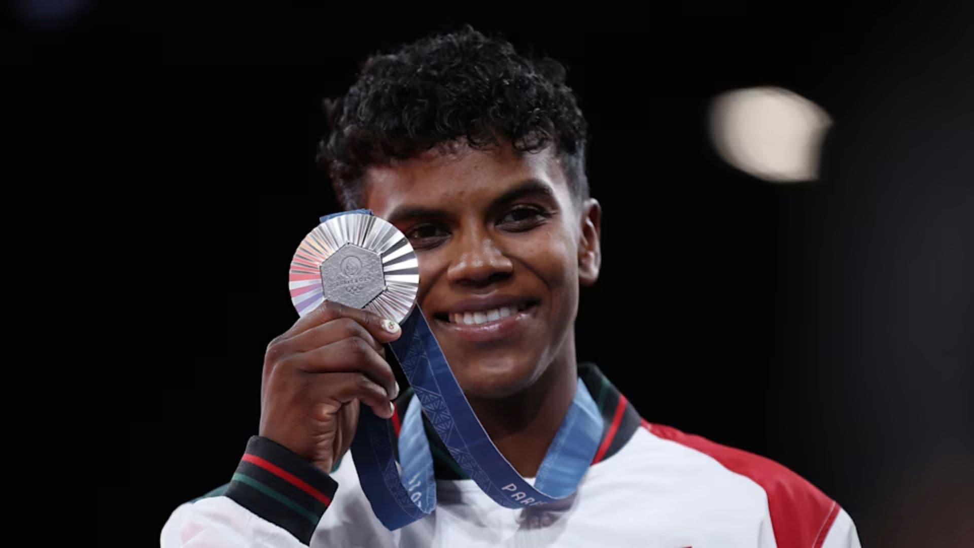 Prisca Awiti posando con la medalla de plata. (Foto: Juegos Olímpicos)
