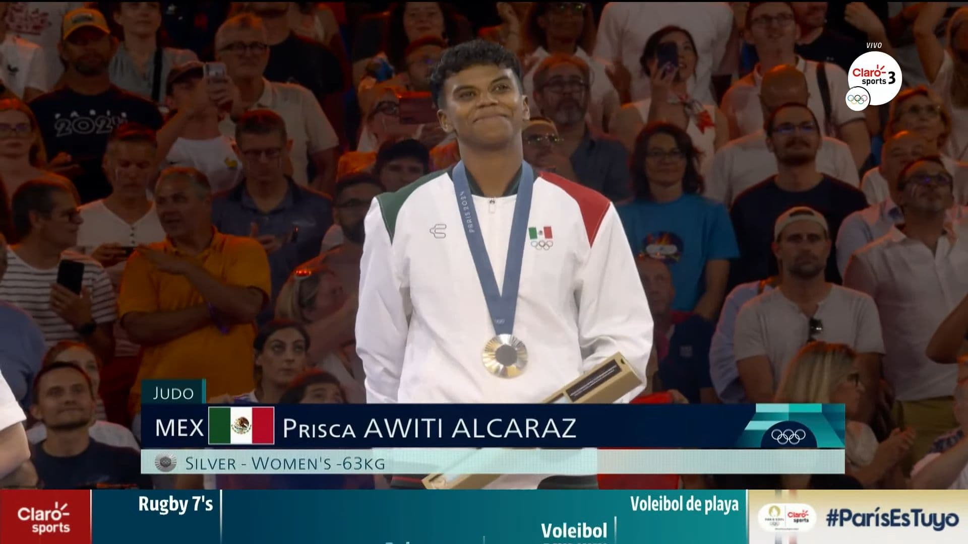 Prisca Awiti recibe la medalla de plata. (Cortesía: Captura Claro Sports)