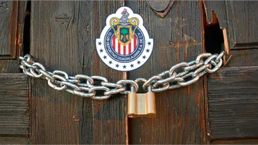 Puerta con candado, símbolo de cómo Chivas estaría atado por contrato a Televisa