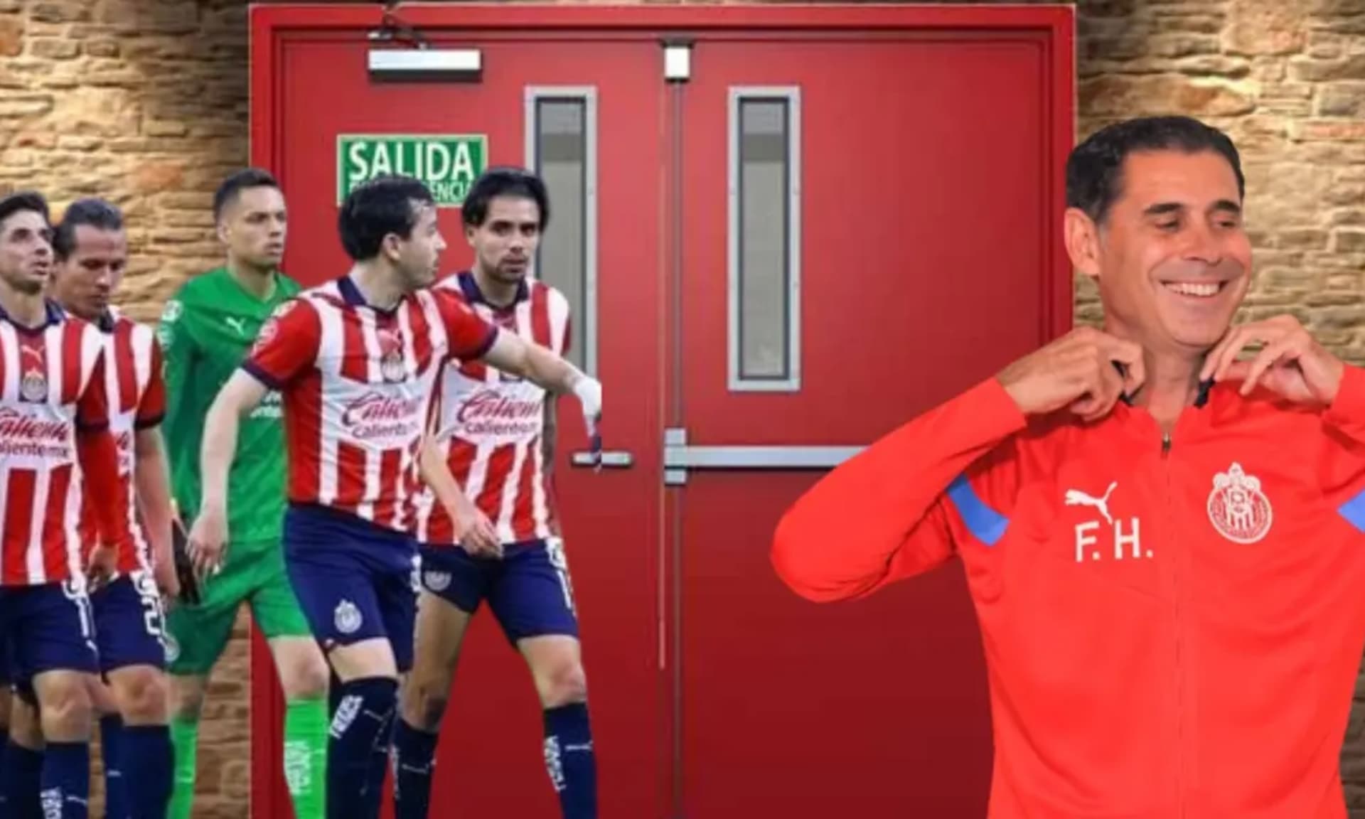 Puerta de salida y jugadores de Chivas junto a ella. / Somos Chivas