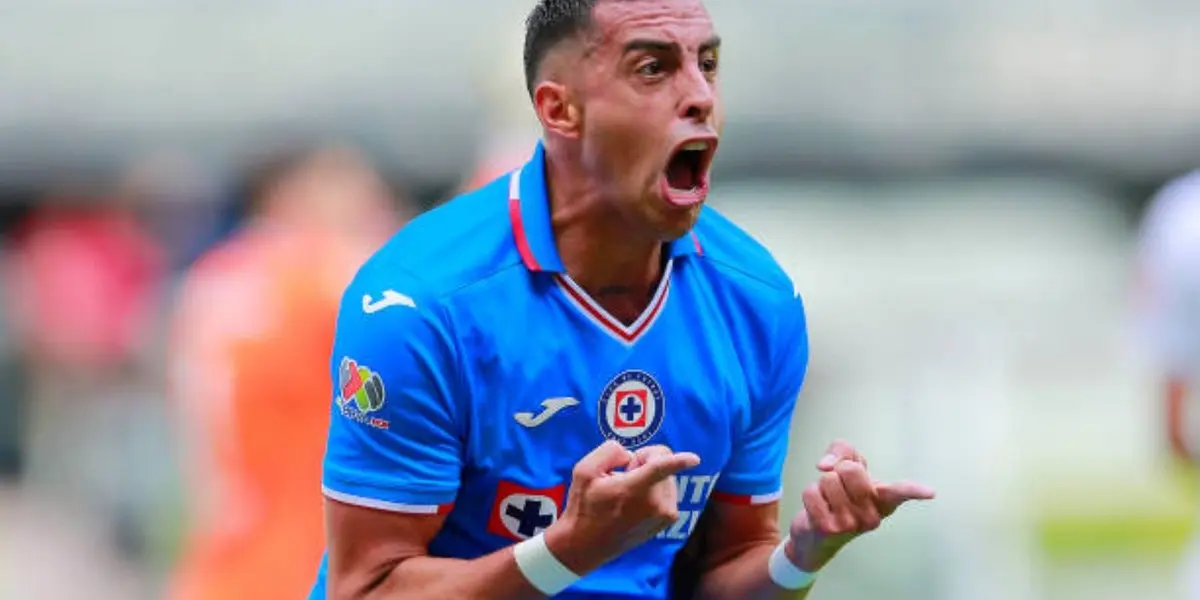 Ramiro Funes Mori se estrenó con gol en el Estadio Azteca, pero uno de sus compañeros no quiso festejar su anotación