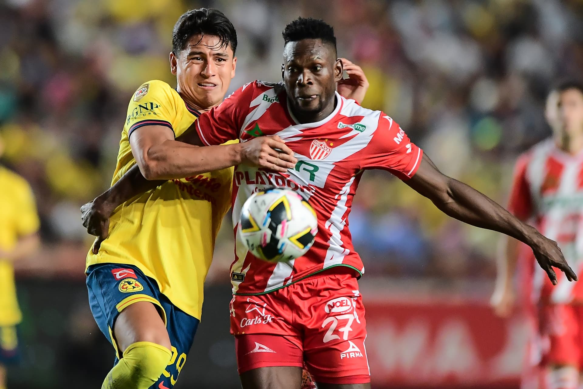 Ramón Juárez disputado el balón con Diber Cambindo (Foto: Mexsport)