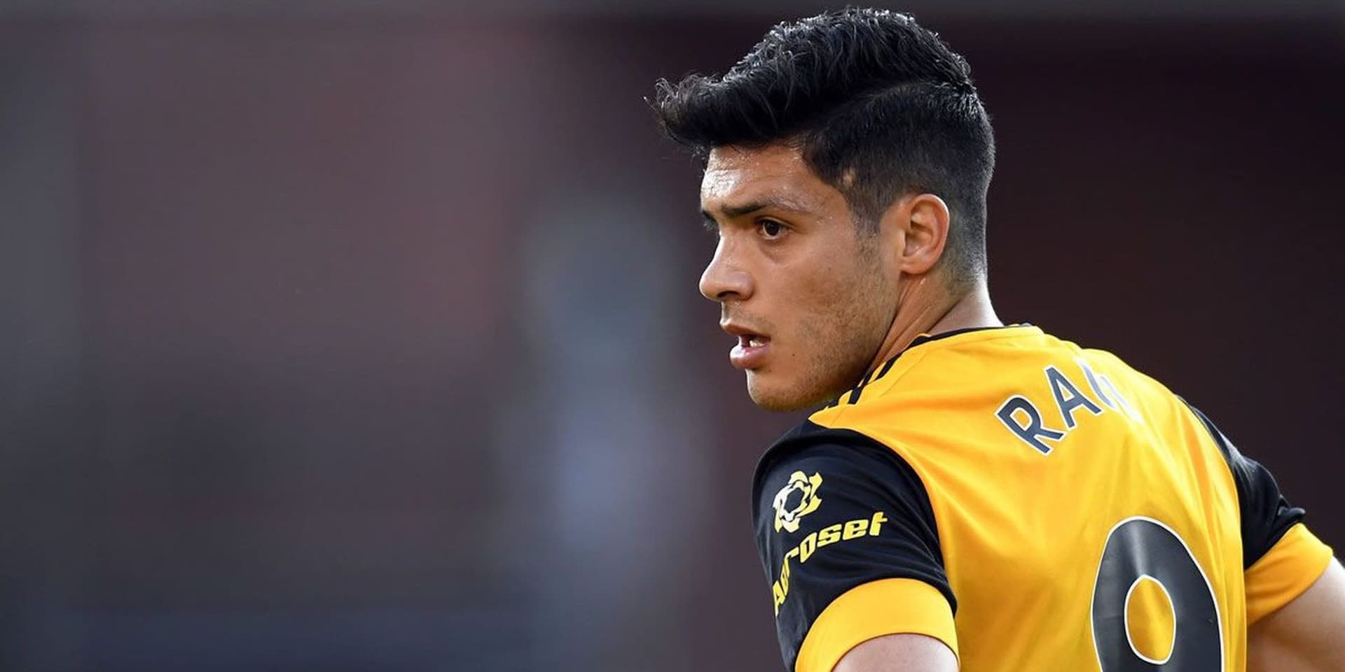 Raúl Jiménez no tuvo una buena presentación ante el Liverpool dirección a la afición en contra del mexicano