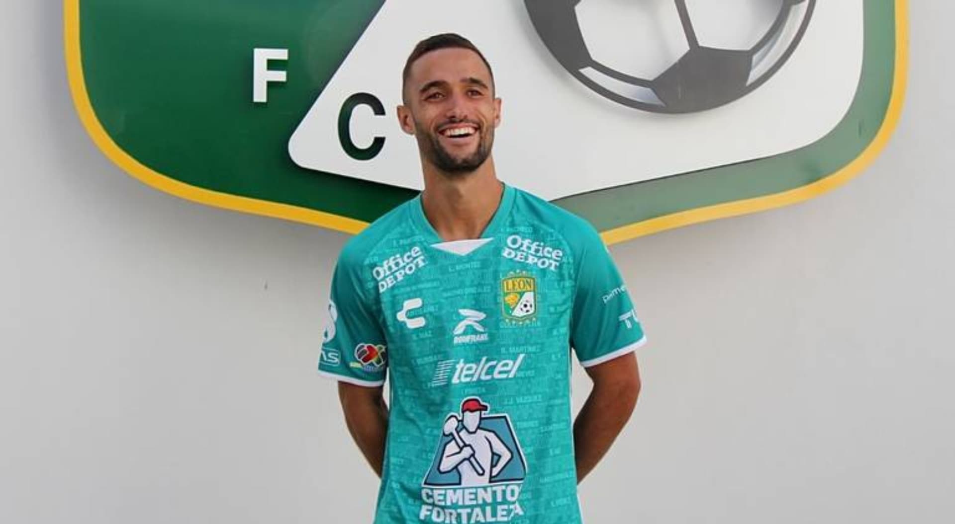 Renato Paiva aún quiere que su jugador se adapte para debutarlo