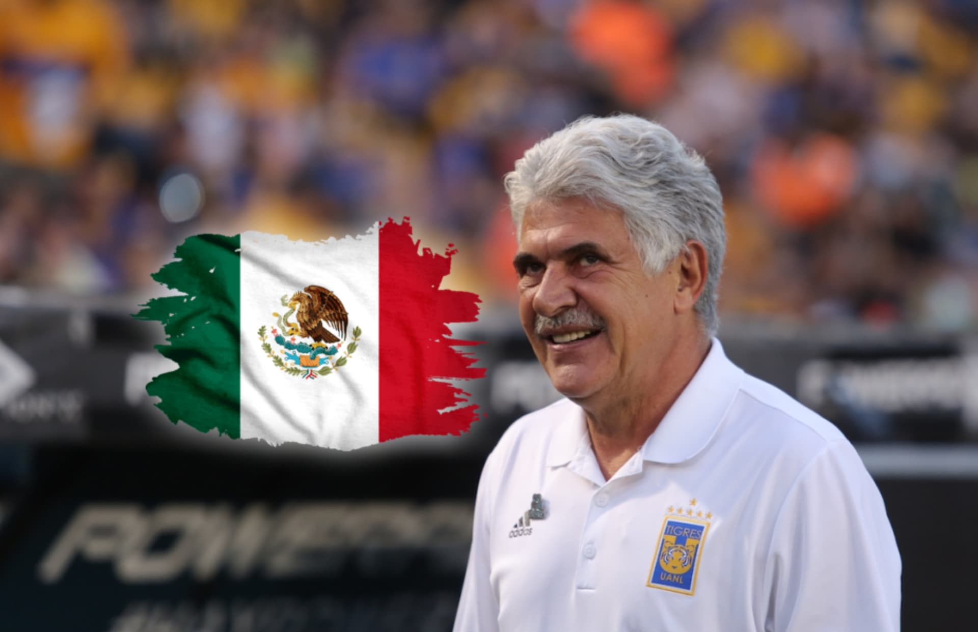 Ricardo Ferretti y bandera de México/ Foto El Sur Acapulco.