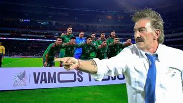 Ricardo La Volpe dirigiendo un partido de fútbol, al fondo la selección mexicana / FMF