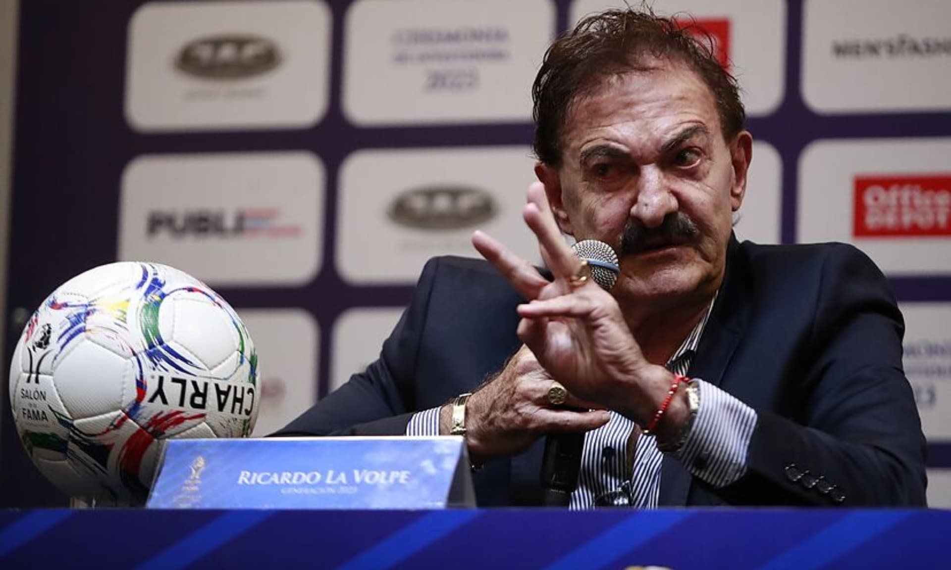 Ricardo La Volpe en conferencia de prensa / Marca