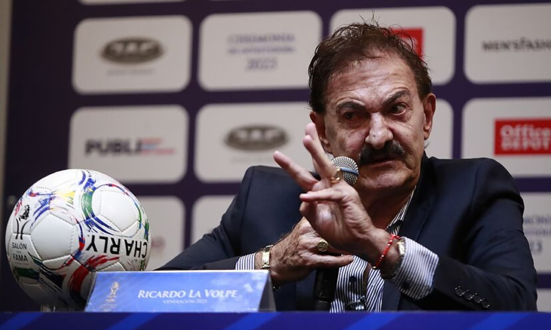 Ricardo La Volpe en una conferencia de prensa (Fuente: Marca)