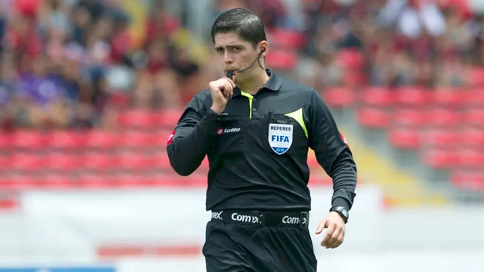 Ricardo Montero arbitrando. (Foto: La Republica)