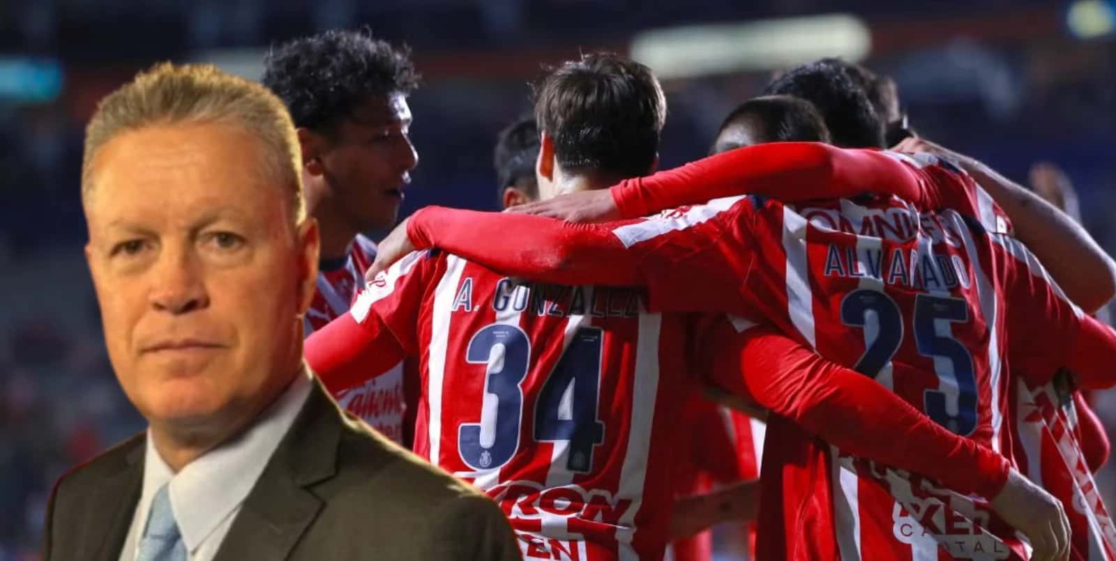 Ricardo Peláez junto a futbolistas de Chivas / FOTO MEDIOTIEMPO