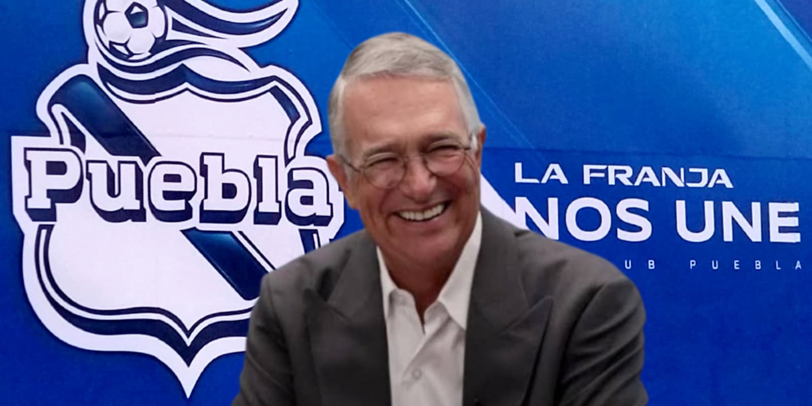 Ricardo Salinas Pliego junto al escudo del Club Puebla / FOTO ALTO NIVEL