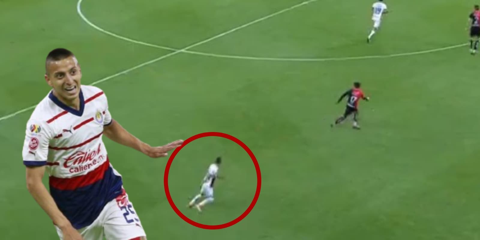 Roberto Alvarado en el gol ante Atlas / FOTO X