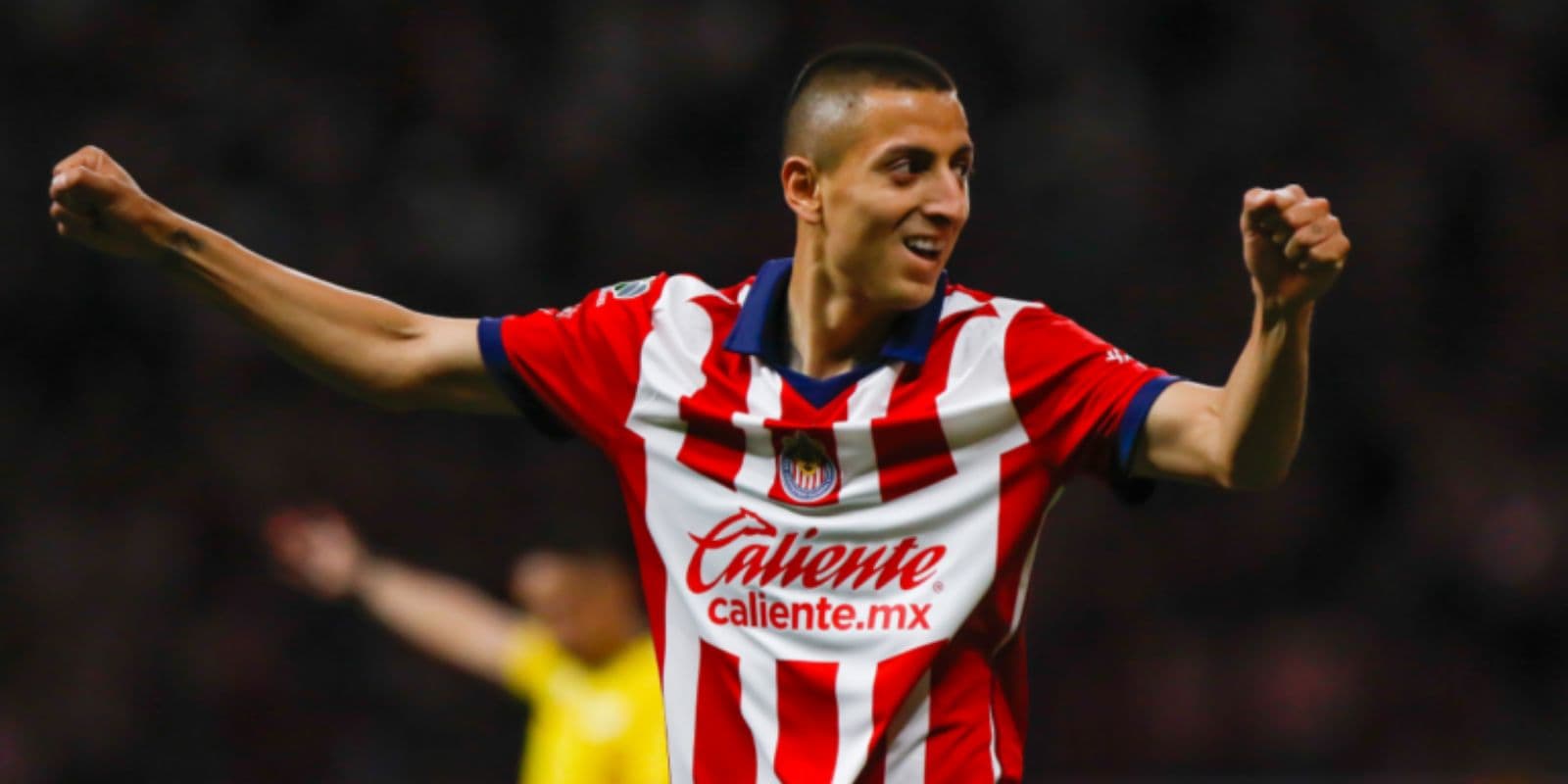 Roberto Alvarado en un partido de Chivas (Foto: Mexsport)