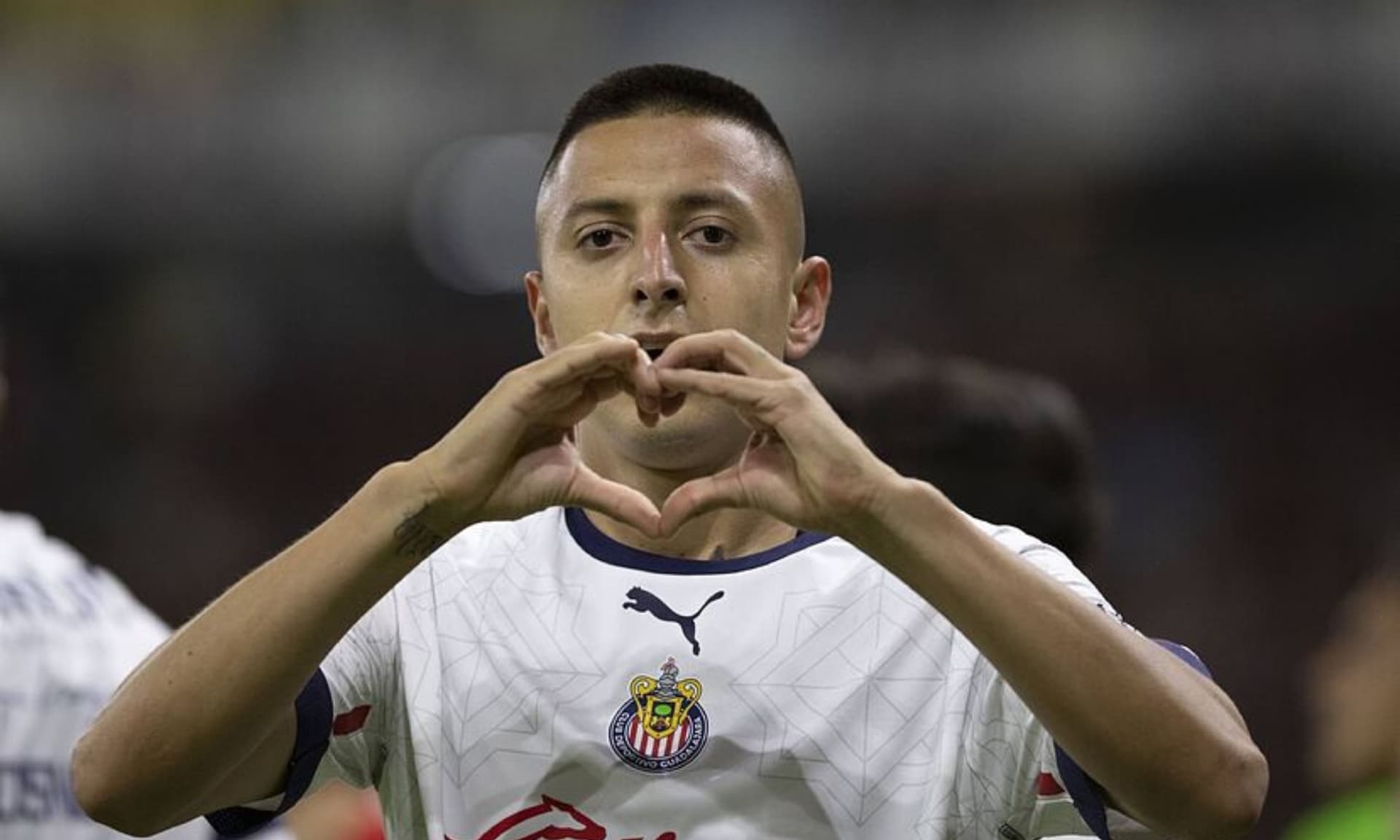 Roberto Alvarado festeja un gol con las Chivas de Guadalajara (Fuente: Mexsports)
