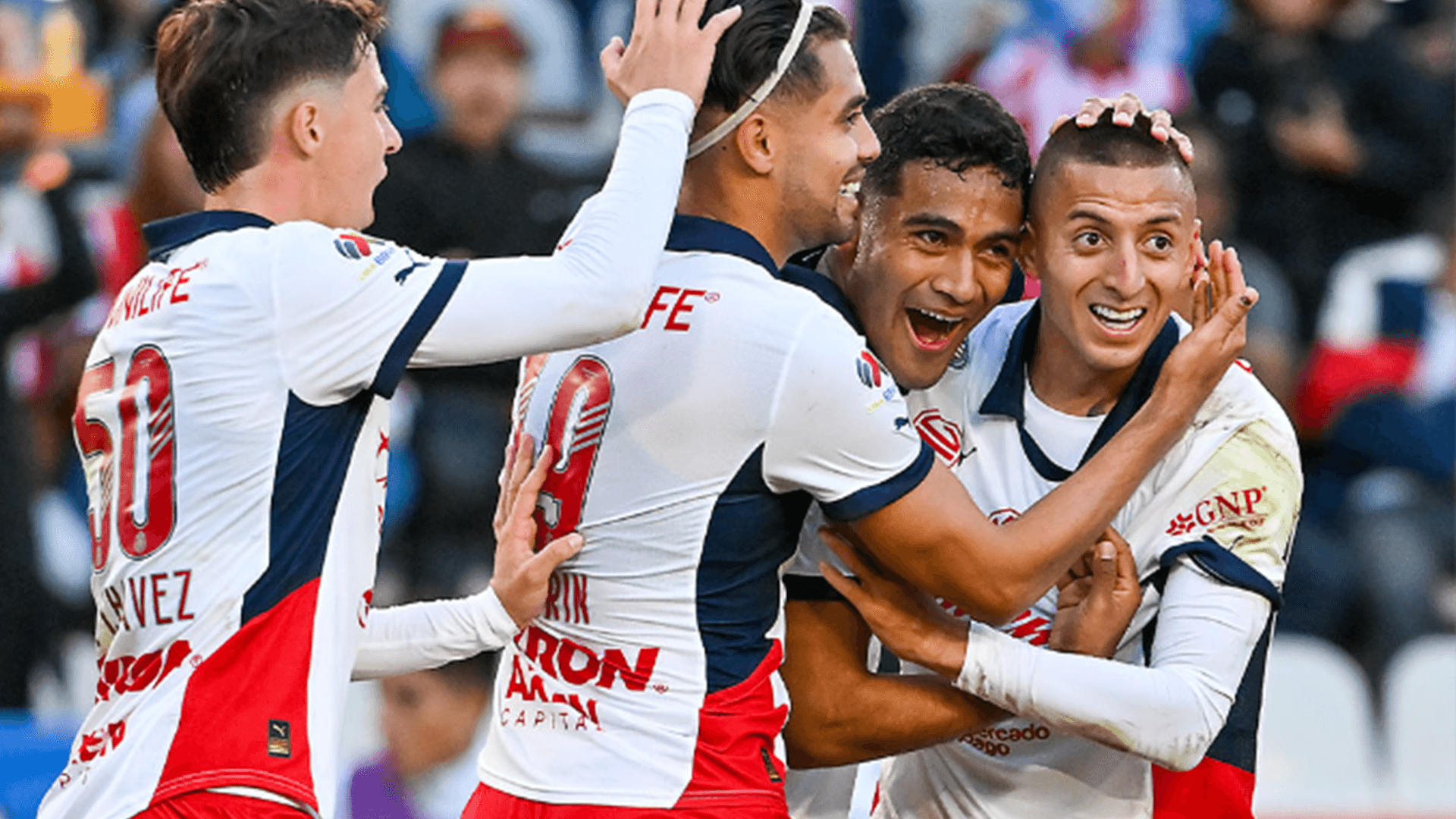 Roberto Alvarado fue fundamental para la victoria de Chivas / Foto: IG @chivas