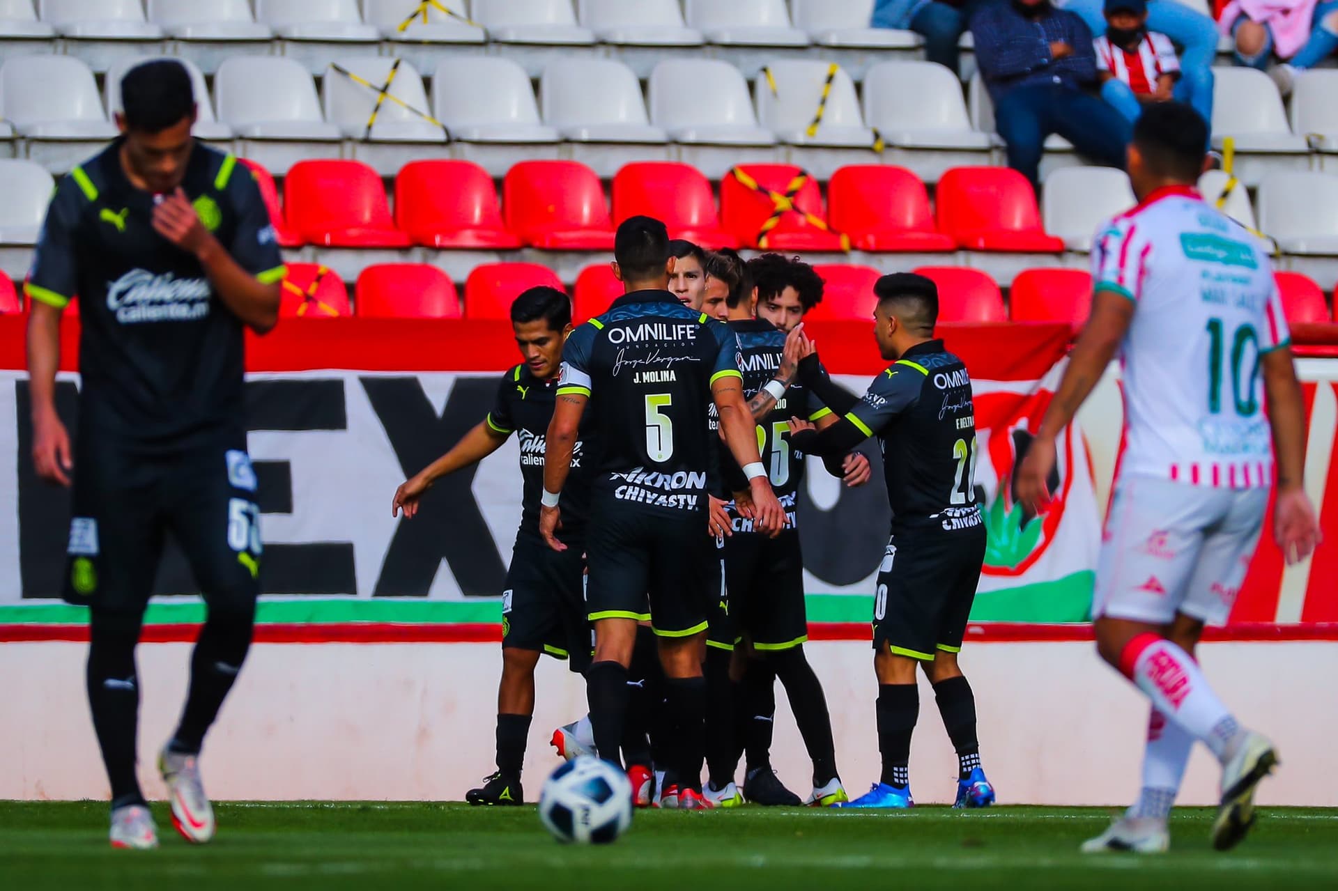 Roberto Alvarado jugó en el primer partido que Chivas disputó ante el Necaxa, y comienza a ganarse a la afición del Rebaño.
