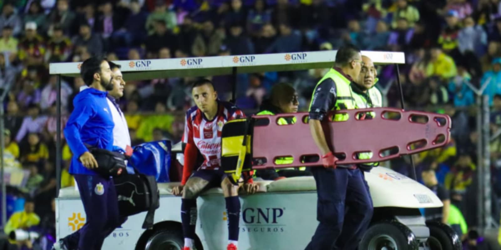 Roberto Alvarado salió lesionado del Clásico Nacional y todavía sigue sin haber información oficial sobre su situación