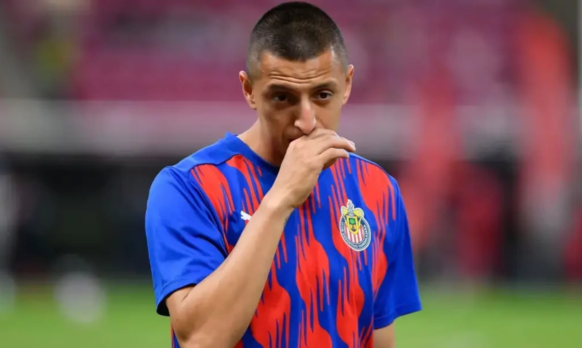 Roberto Alvarado se toca la cara en una práctica de Chivas (Fuente: Mexsports)