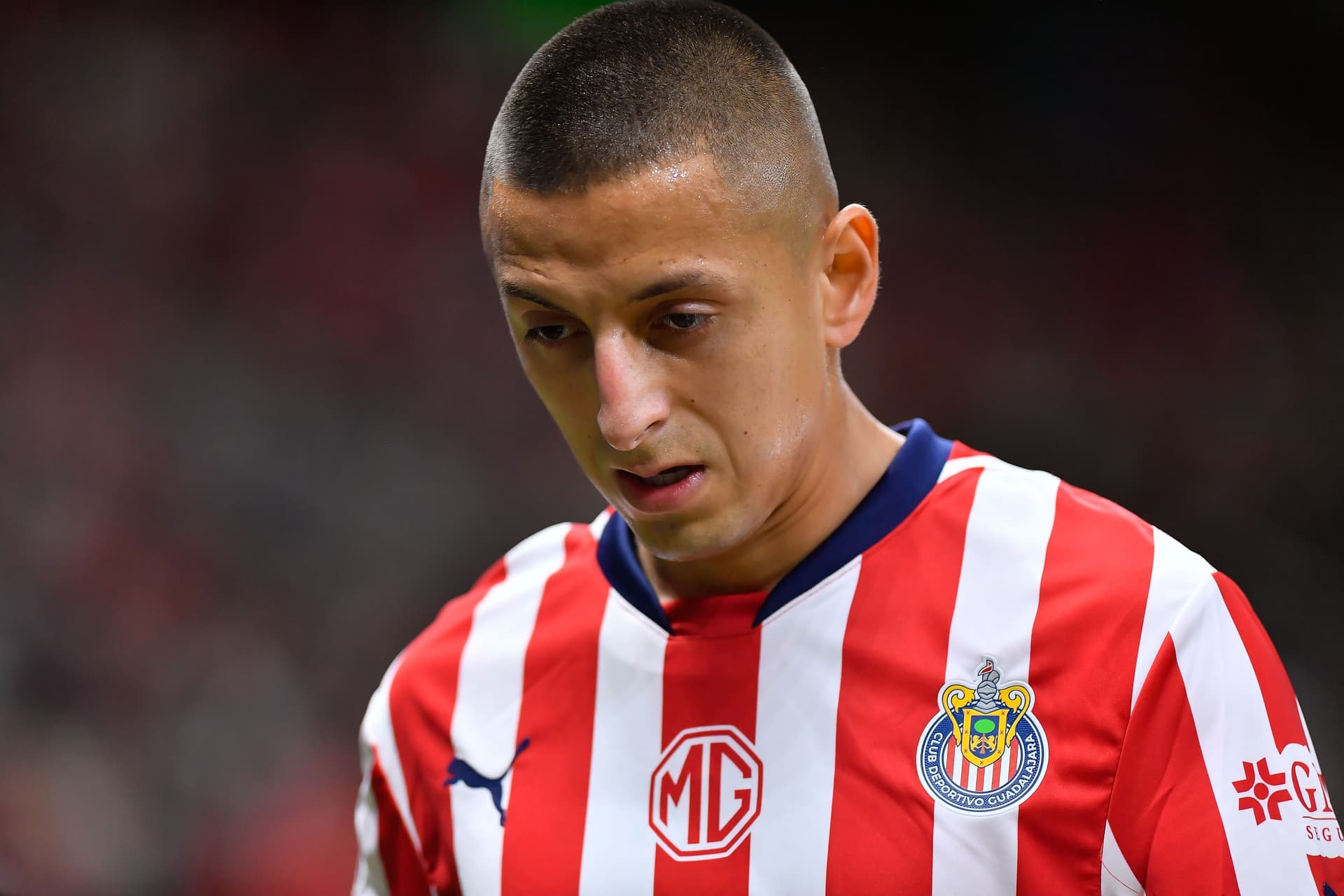 Roberto Alvarado triste en un partido de Chivas (Foto: Mexsport)