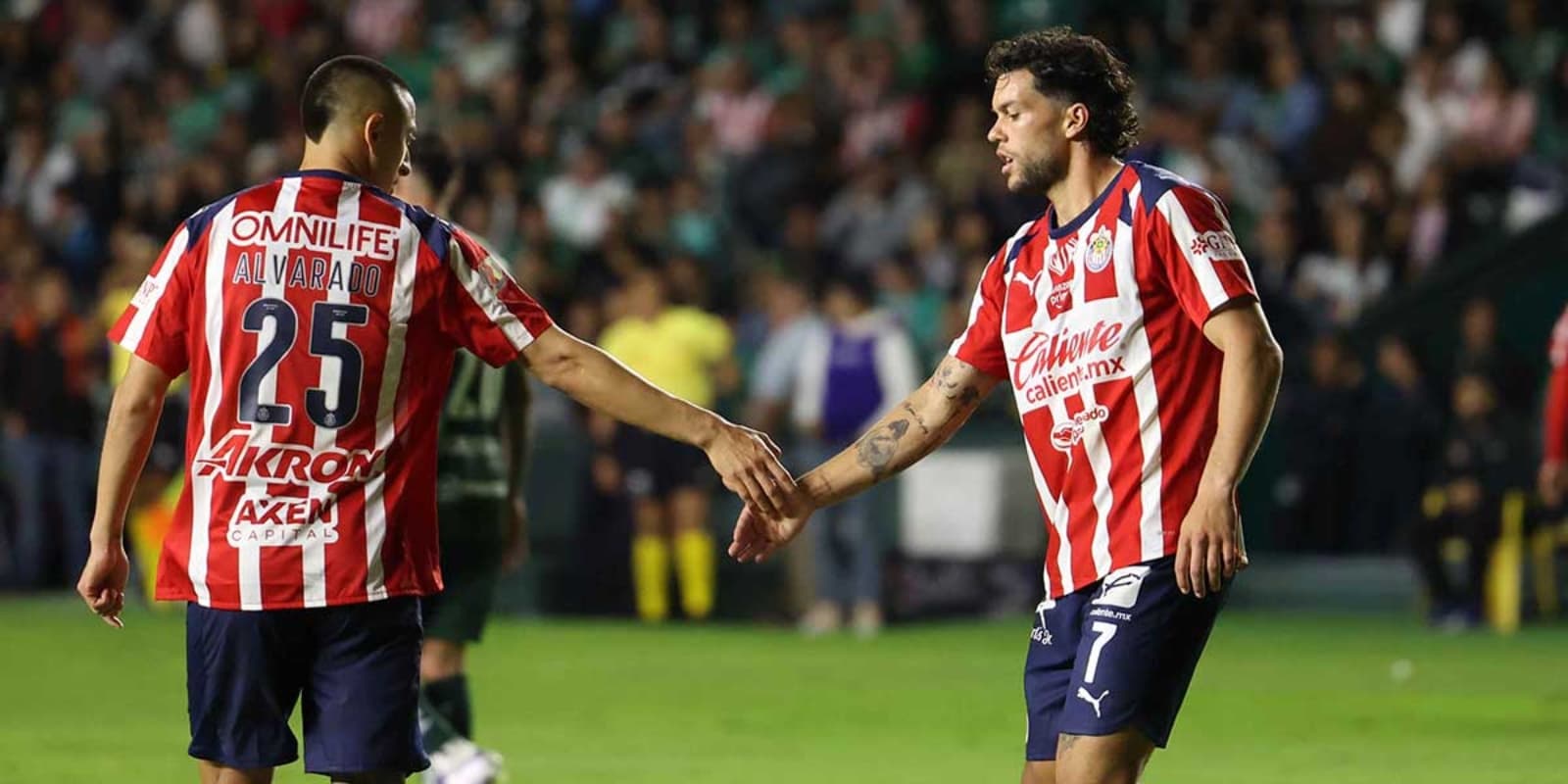 Roberto Alvarado y Cade Cowell / FOTO FUTBOL TOTAL