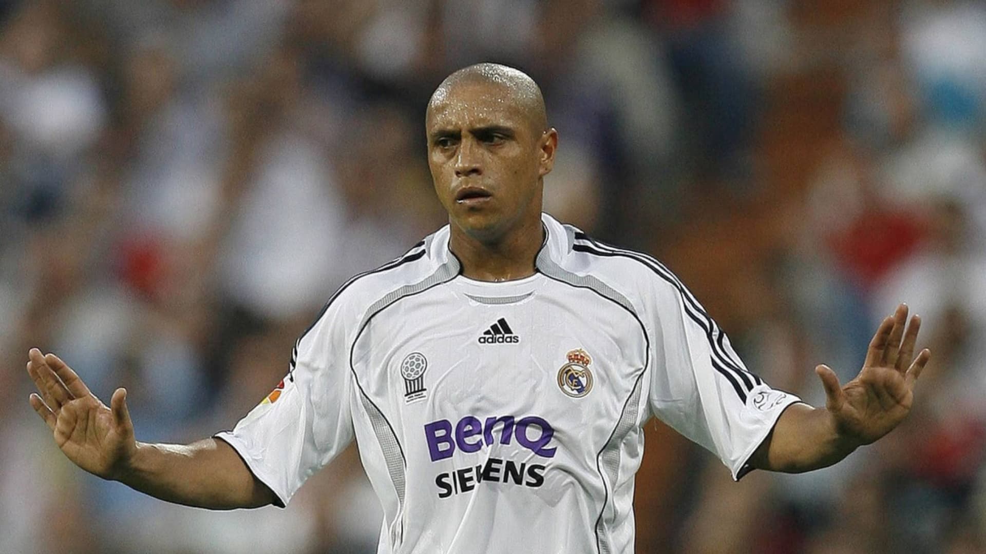 Roberto Carlos con la camiseta del Real Madrid (Foto: Diario AS).