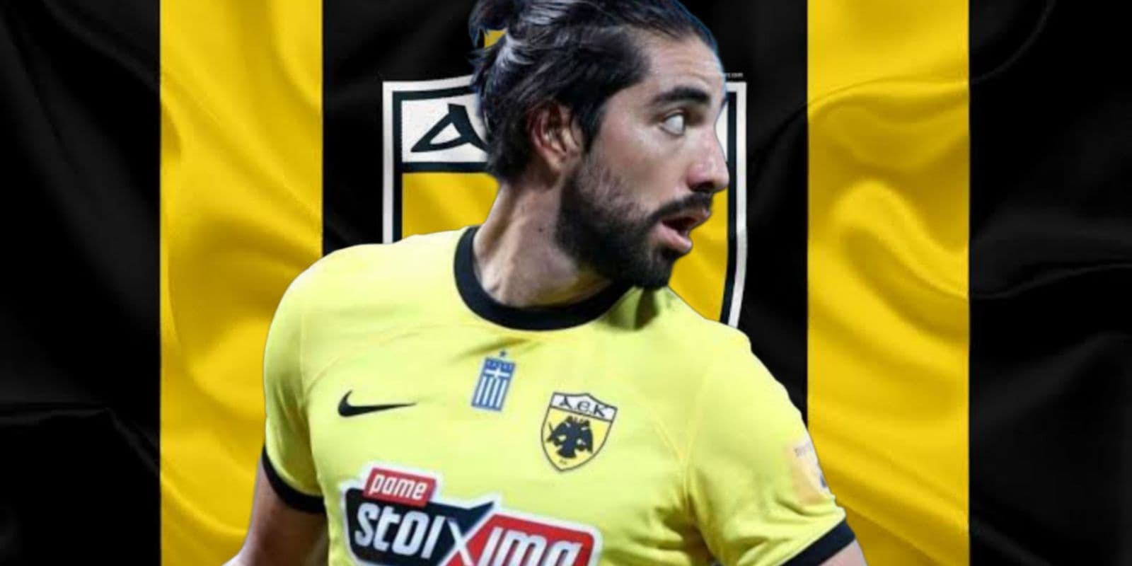 Rodolfo Pizarro y al fondo el escudo del AEK Atenas (Foto: GettyImages)