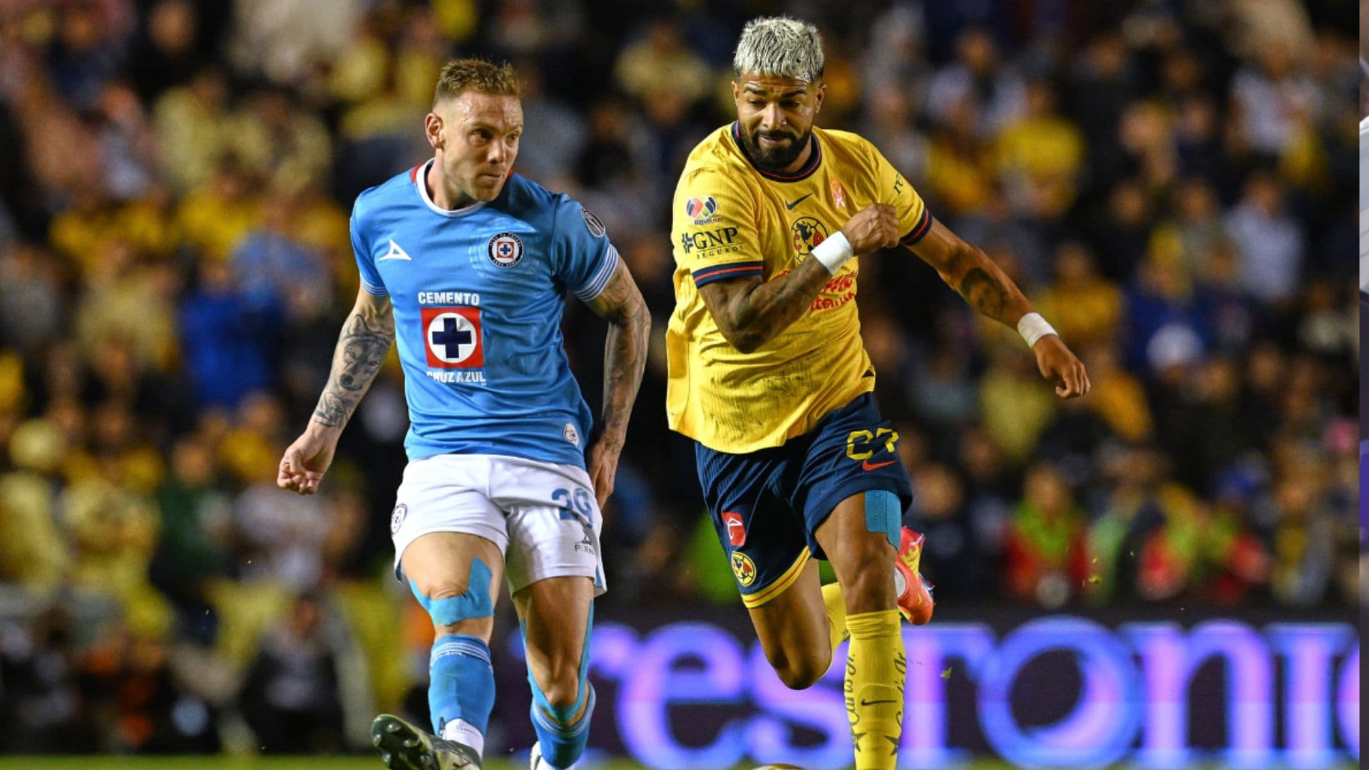 Rodolfo Rotondi de Cruz Azul y Rodrigo Aguirre del América (Foto: Mexsport)