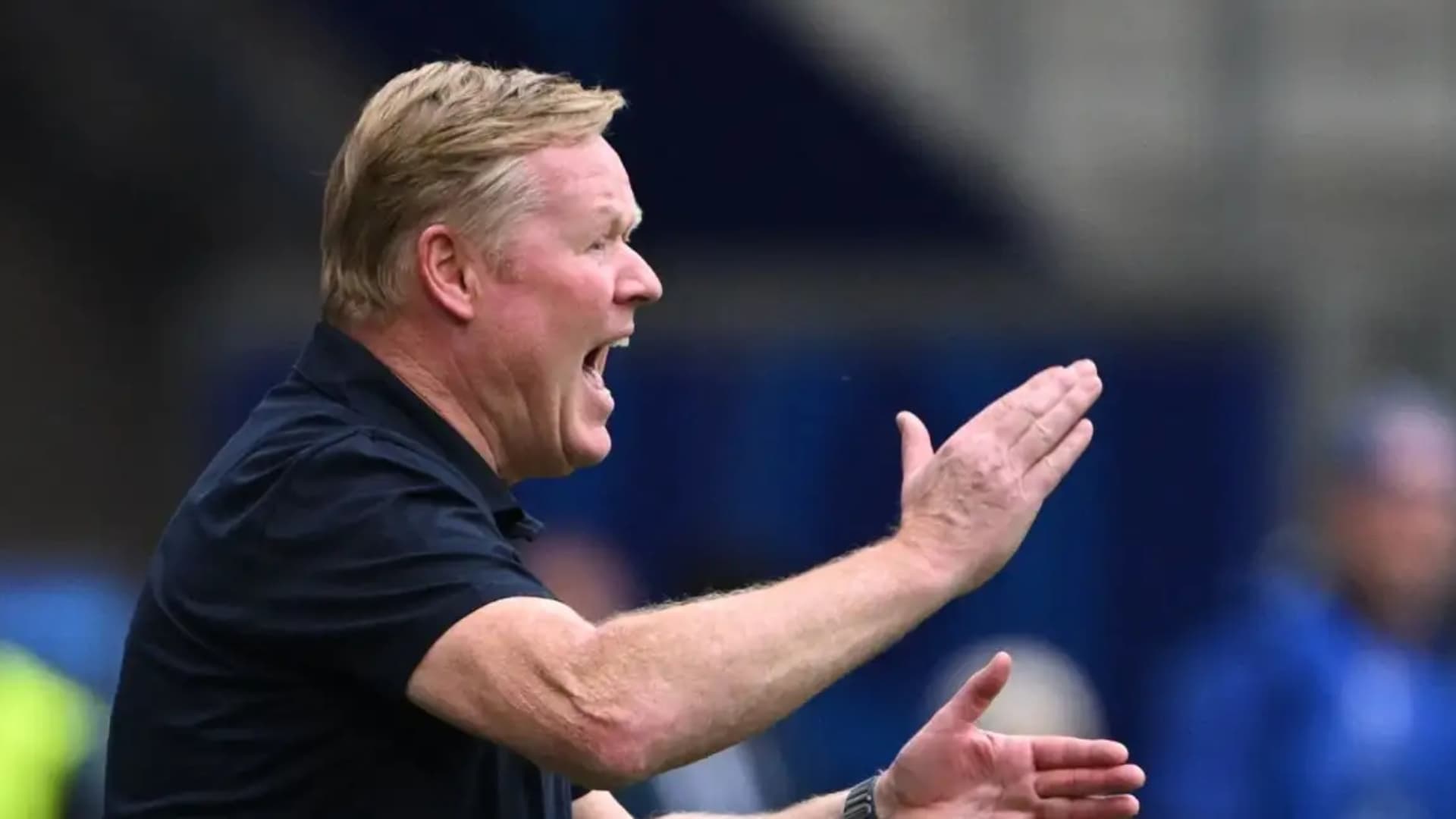 Ronald Koeman dirigiendo (Foto: Relevo)