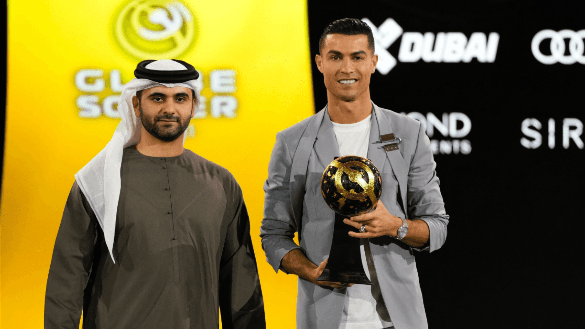Ronaldo recibiendo el galardón. | Foto: @Cristiano