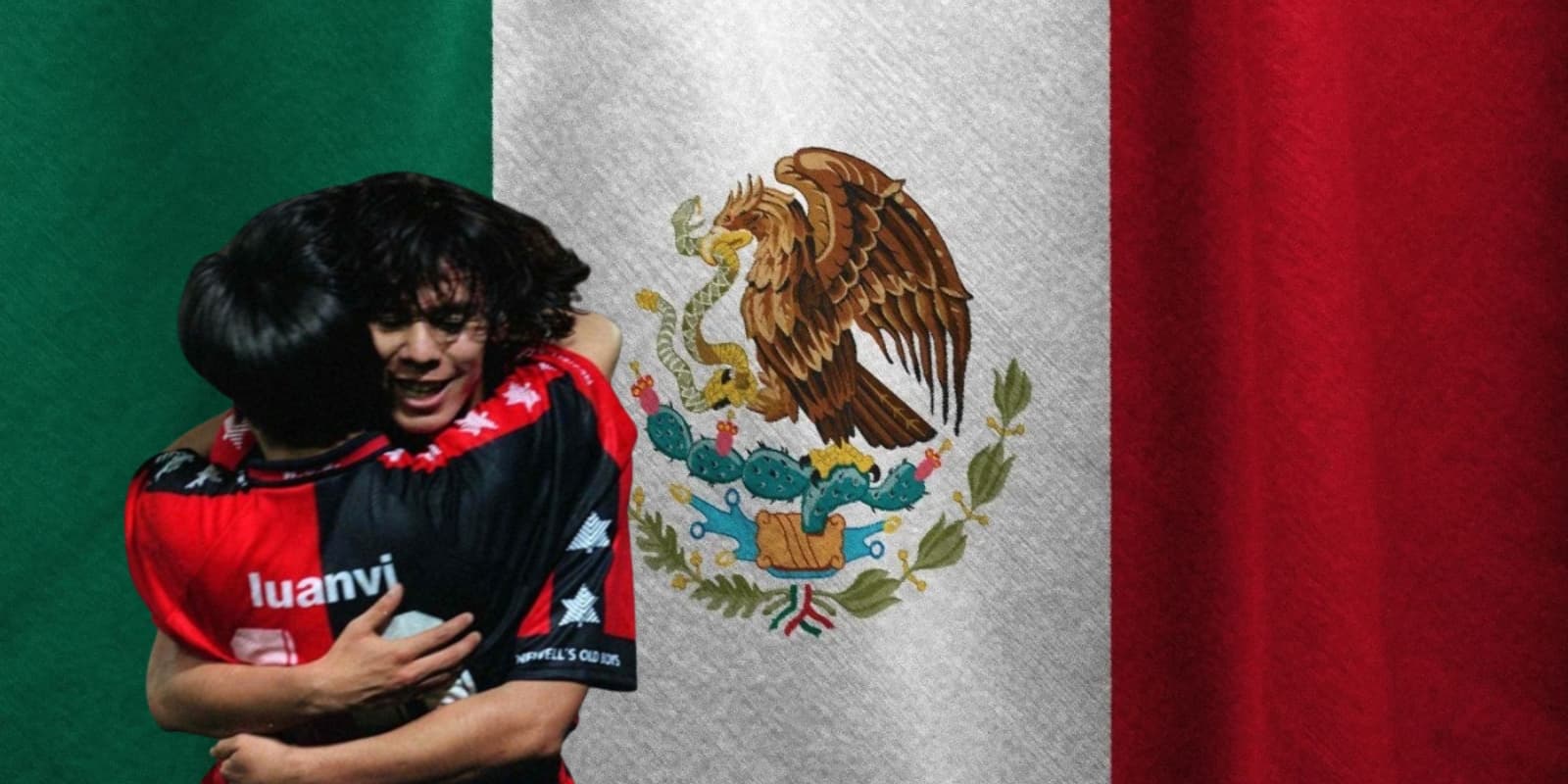 Rubén Darío Gigena y Pablo Lezcano junto a la bandera de México / FOTO Crónica