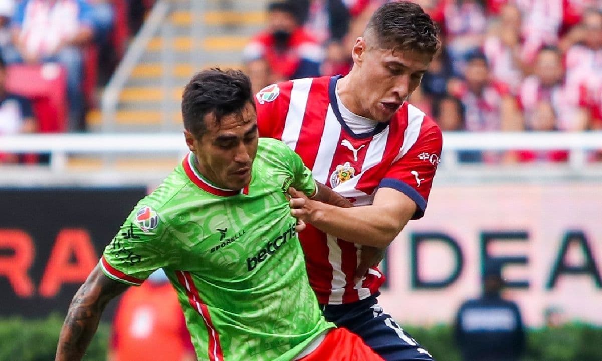 Rueda el balón una vez más.
