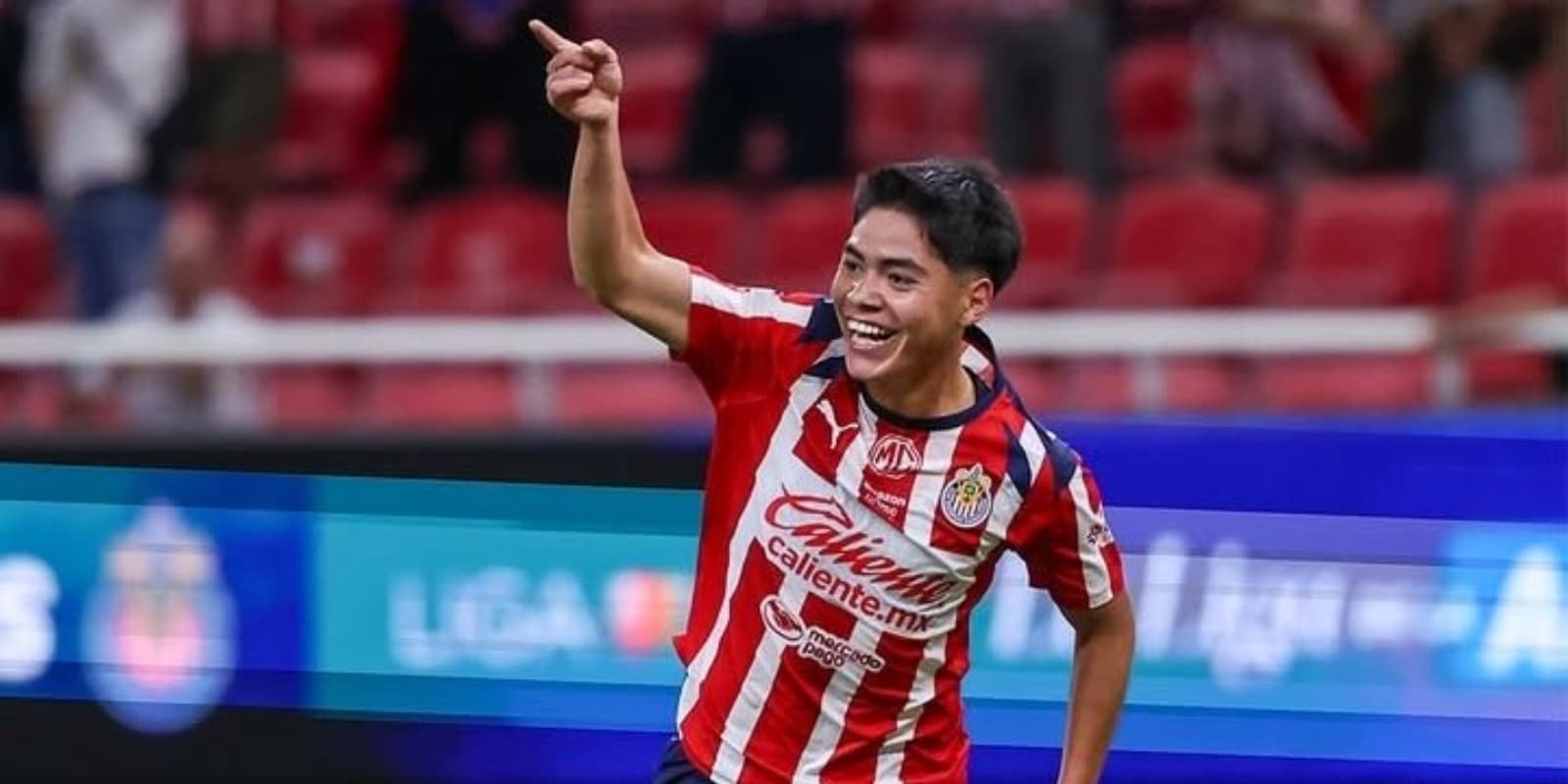 Samir Inda festejando su primer gol con Chivas / FOTO X