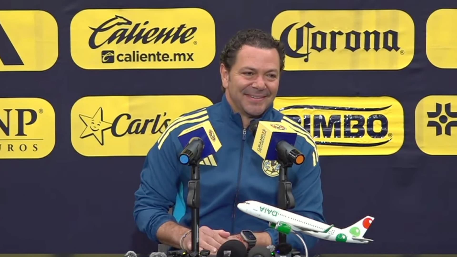 Santiago Baños durante la conferencia de prensa en Coapa