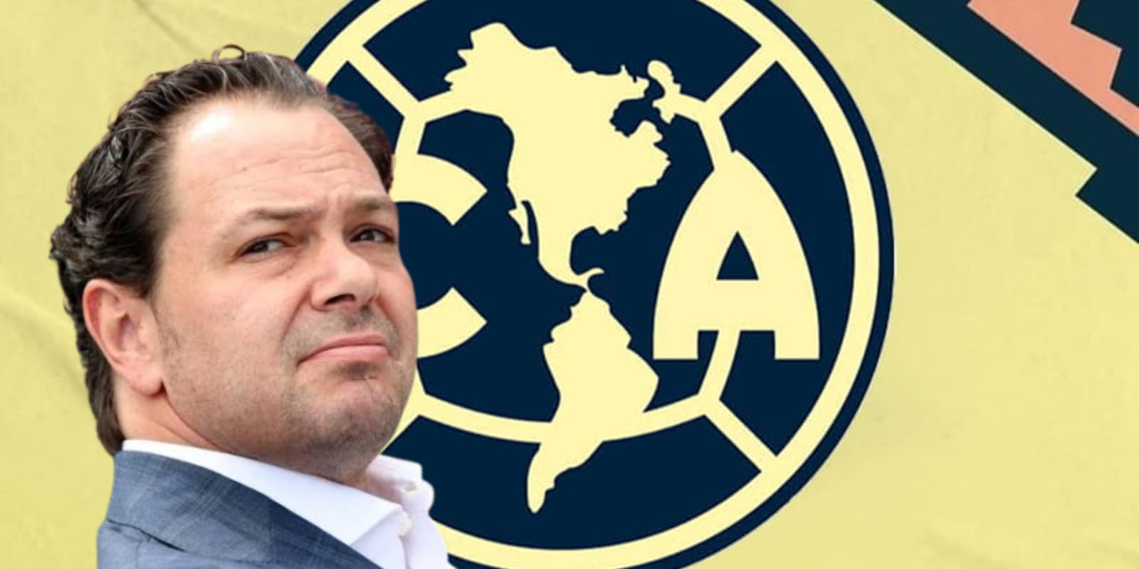 Santiago Baños junto al escudo del América / FOTO YAHOO NOTICIAS