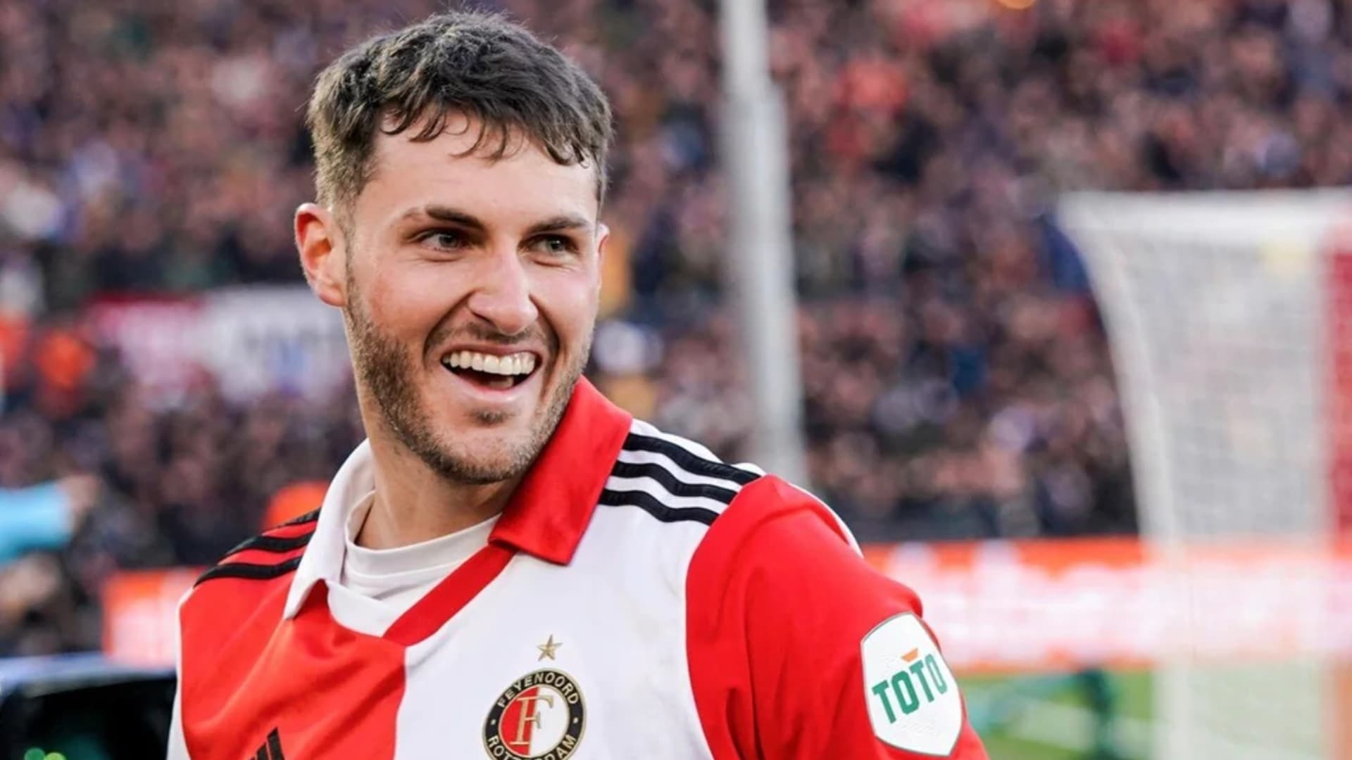 Santiago Giménez anotó gol de penal en su partido número 100 con el Feyenoord | Foto: Reddit