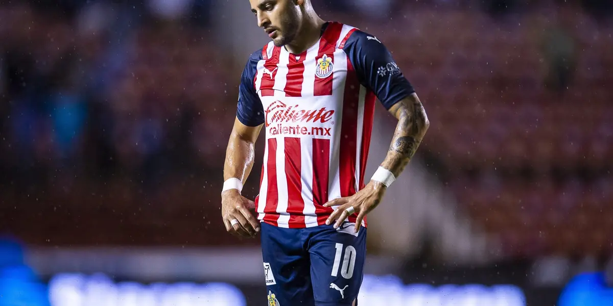 Santiago Giménez podría ser una opción para Chivas en caso de que Alexis Vega no siga en el Rebaño.
