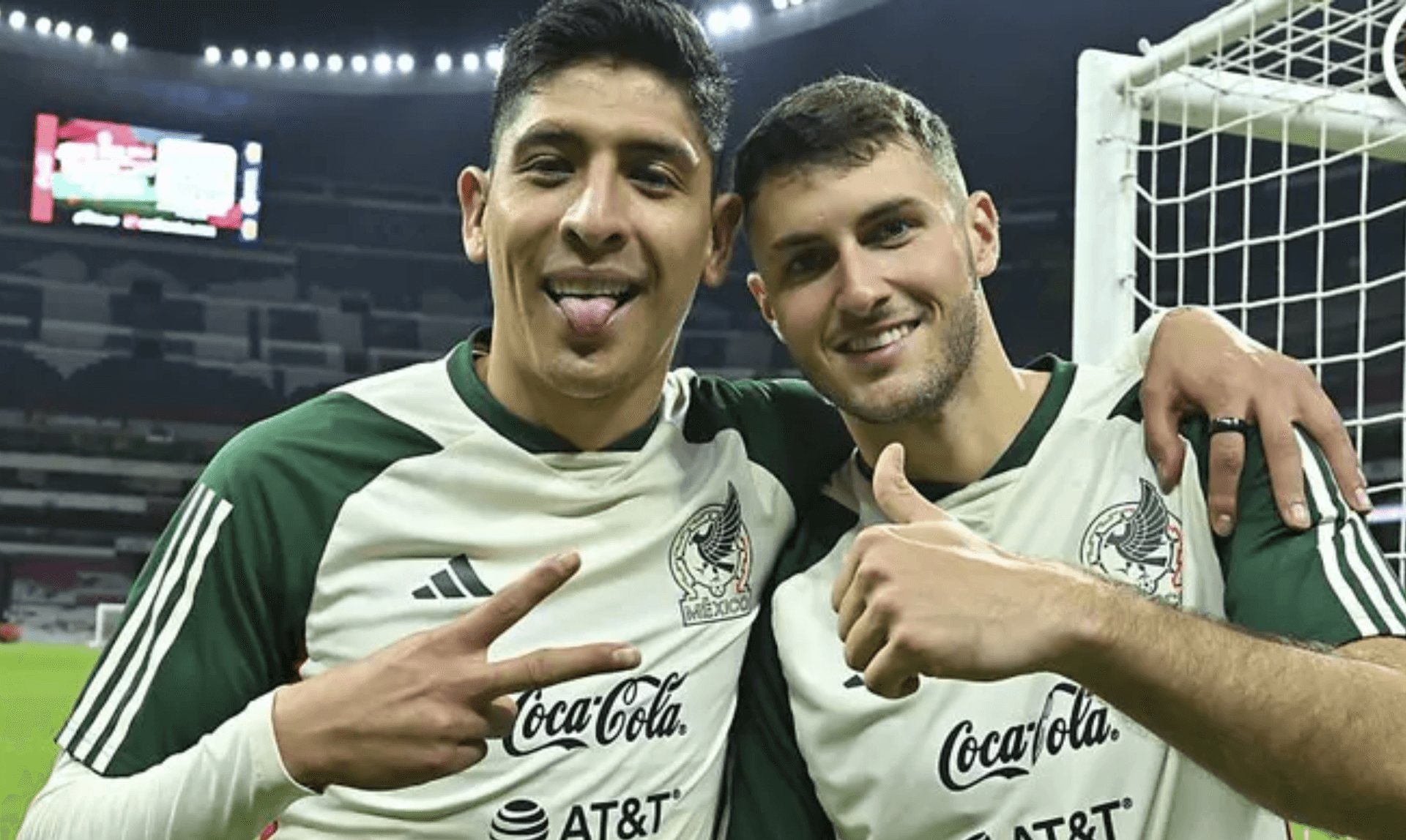 Santiago Giménez y Edson Álvarez comparten práctica en la selección (Fuente: Imago)