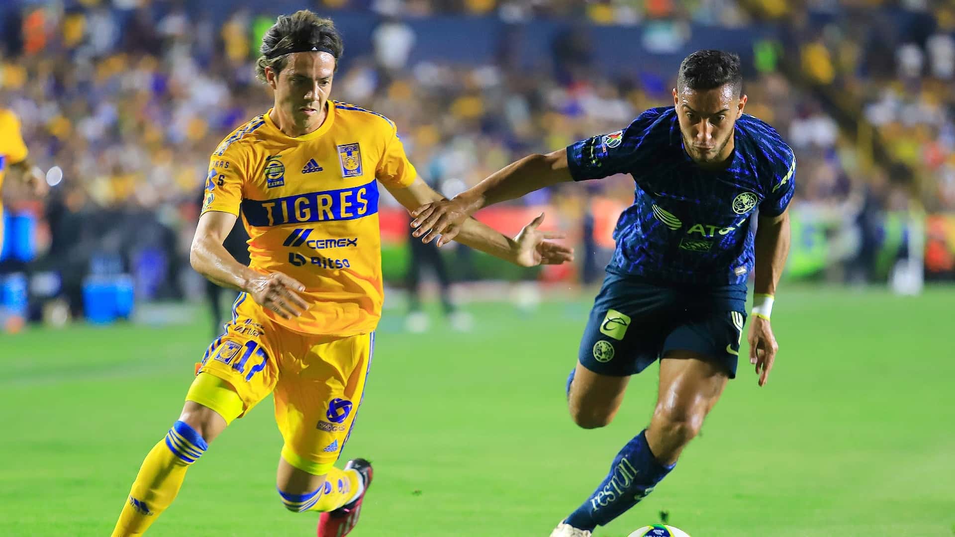 Sebastián Córdova disputa el balón con Sebastián Cáceres (Fuente: 365 Scores)
