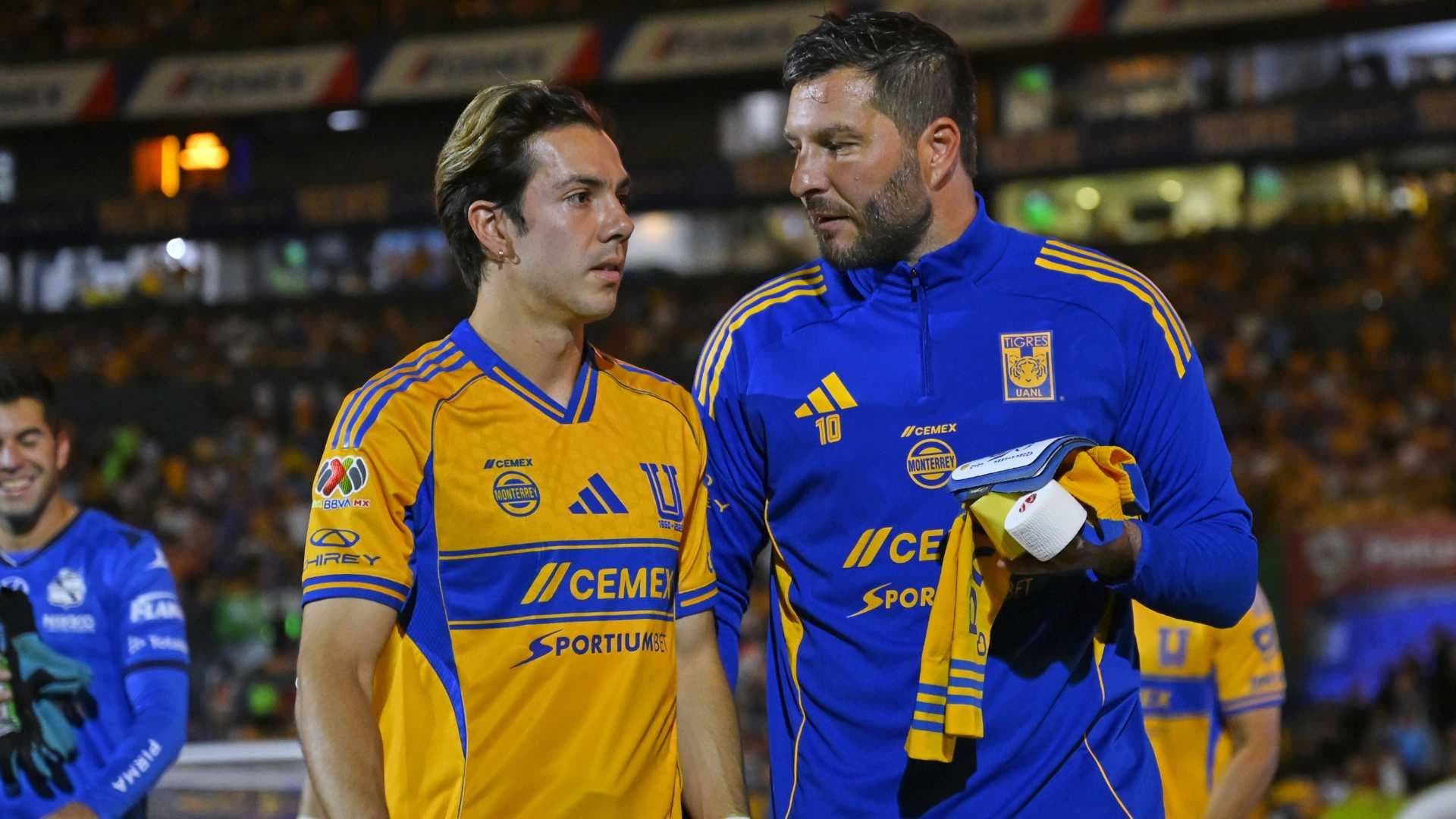 Sebastián Córdova y André-Pierre Gignac