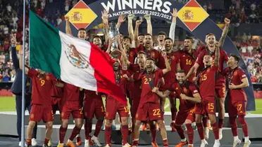Selección de España festeja título y la bandera de México / El Futbolero 