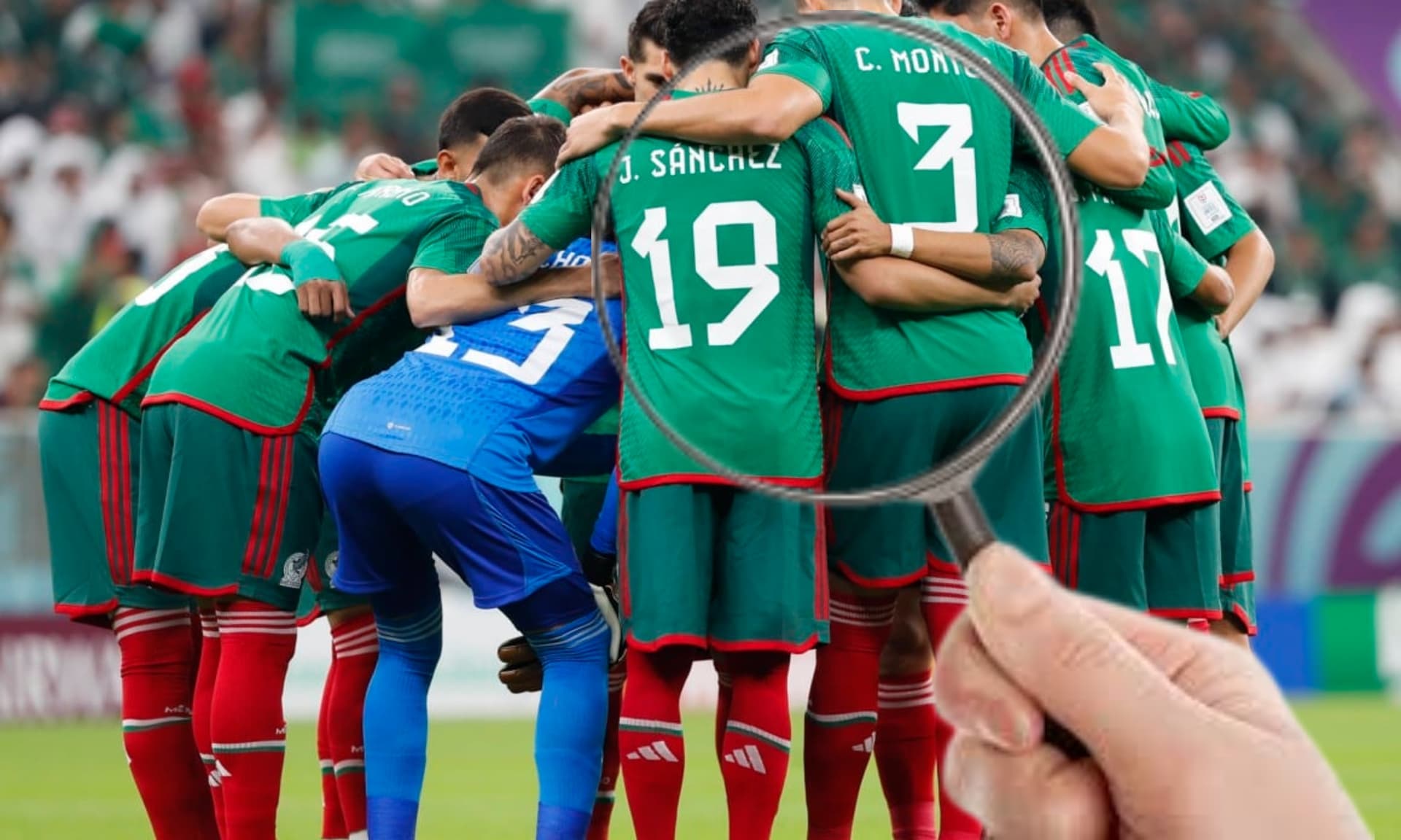 Selección mexicana de fútbol reunida y una mano con una lupa / Imago