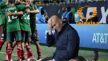 Selección Mexicana y entrenador decepcionado en el campo / Imago 7 